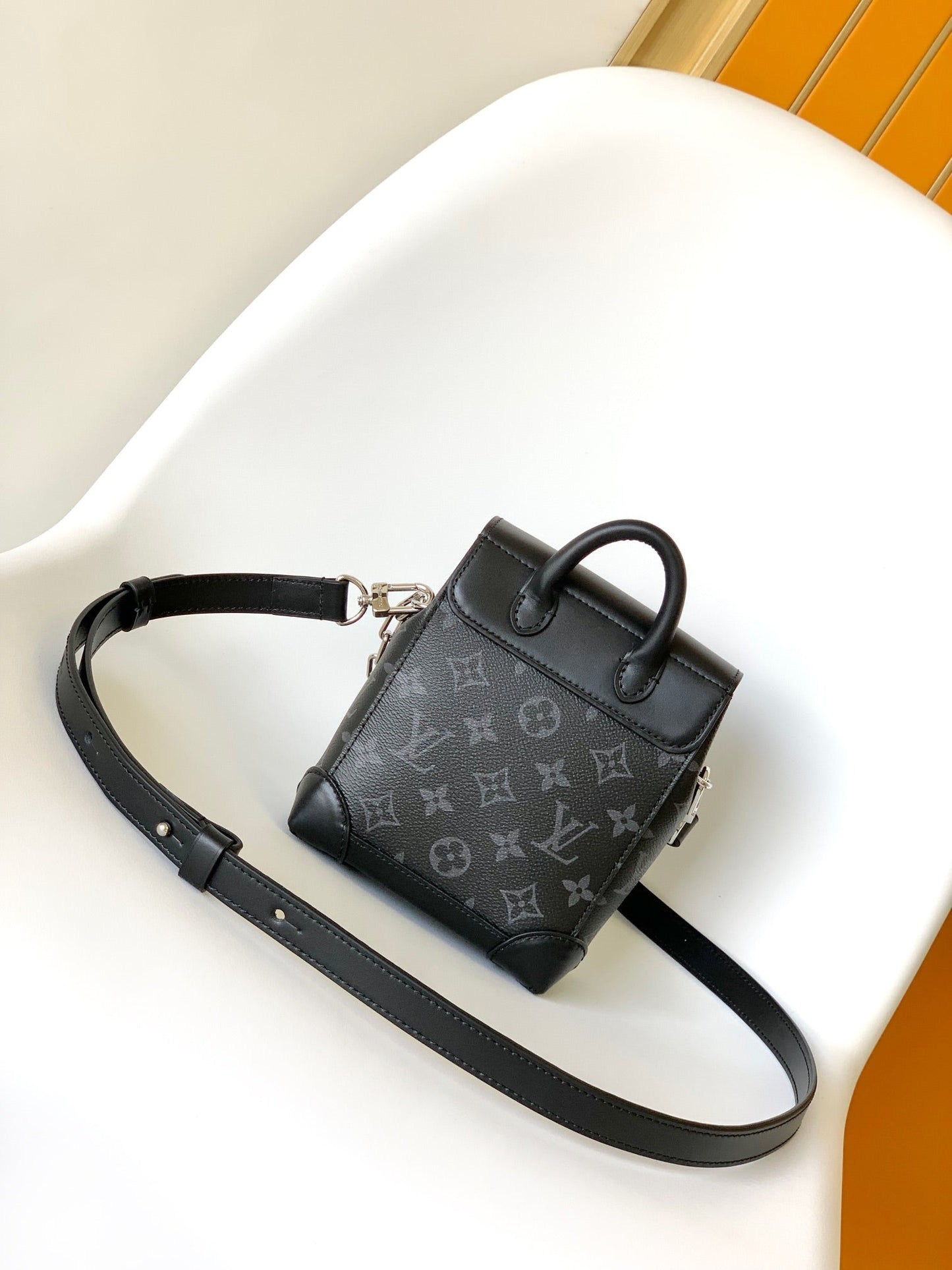 Louis Vuitton Classic Handbag M82774, 15 x 18 x 7CM