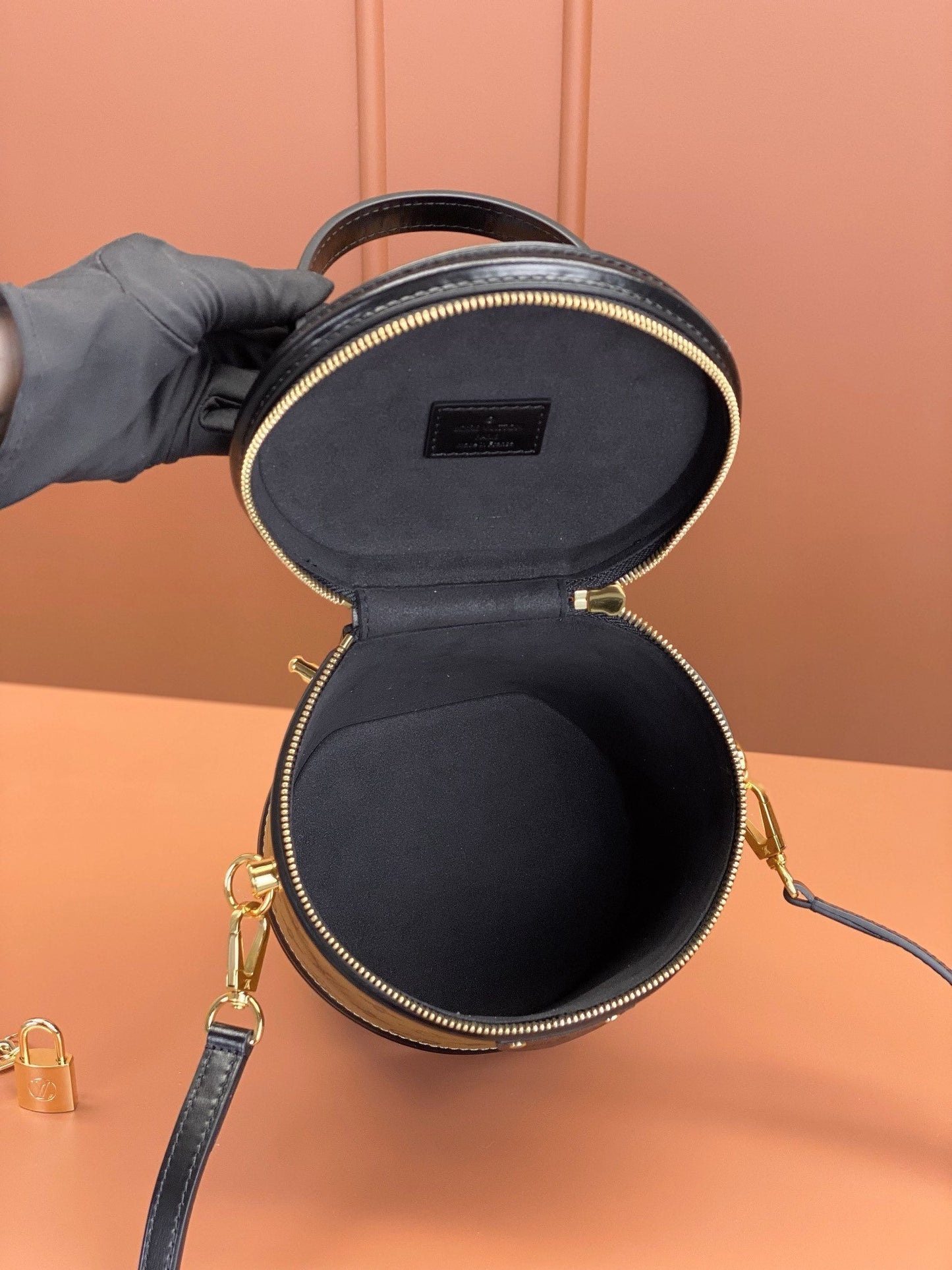 Louis Vuitton Cannes Bag M43986, 15x17x15cm