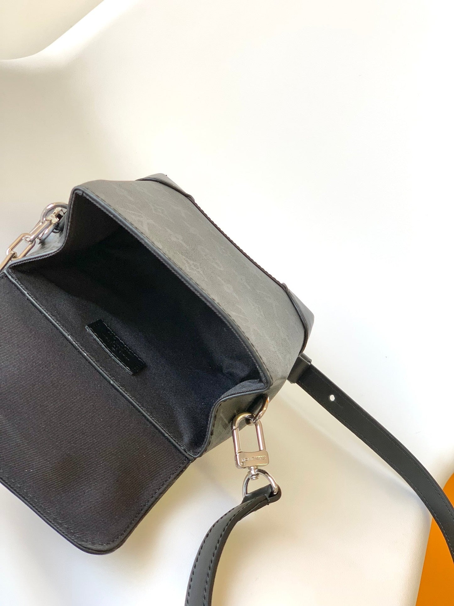 Louis Vuitton Classic Handbag M82774, 15 x 18 x 7CM