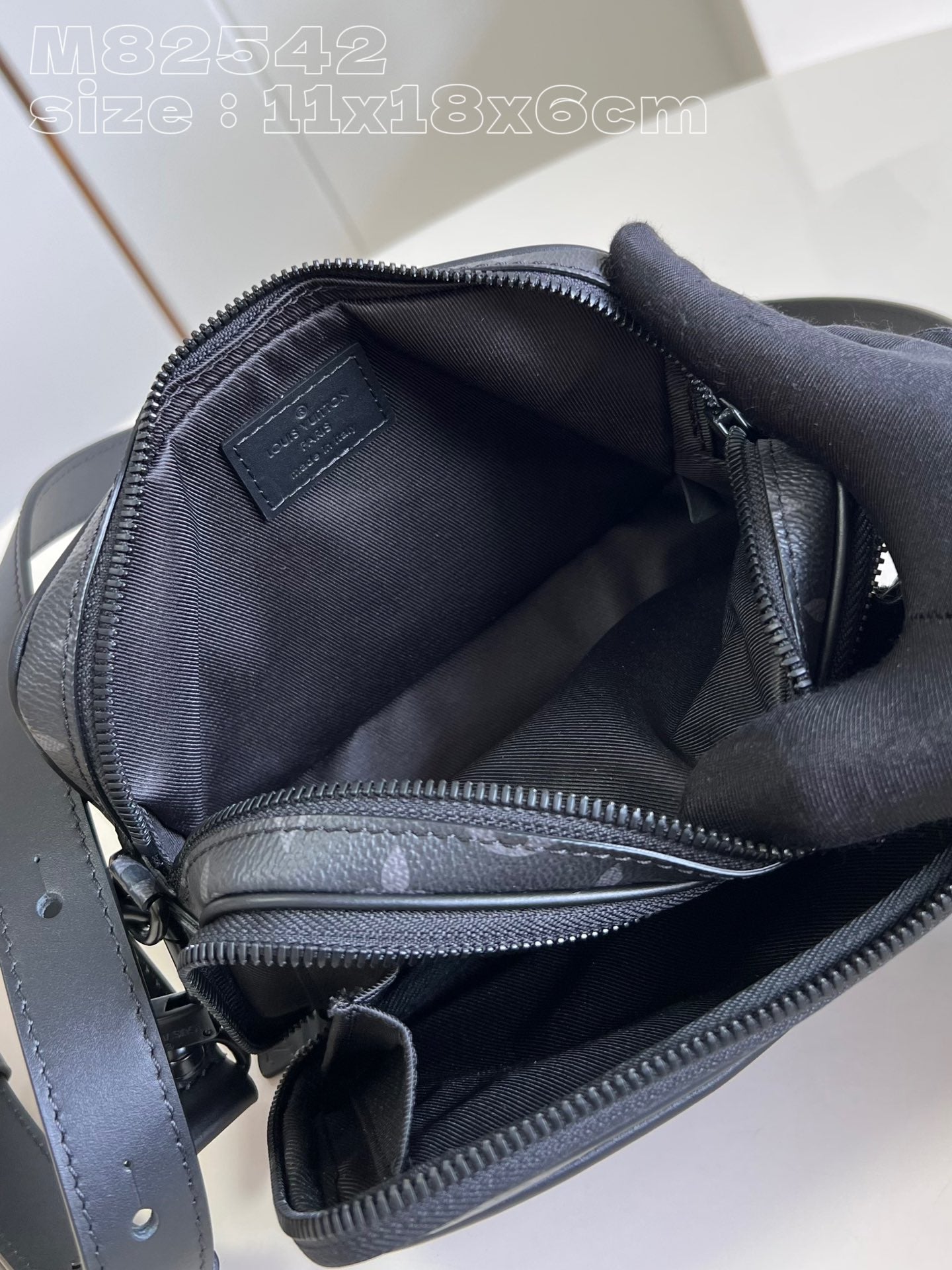 Louis Vuitton Classic Crossbody Bag M82542, 11 x 18.5 x 6.5 CM