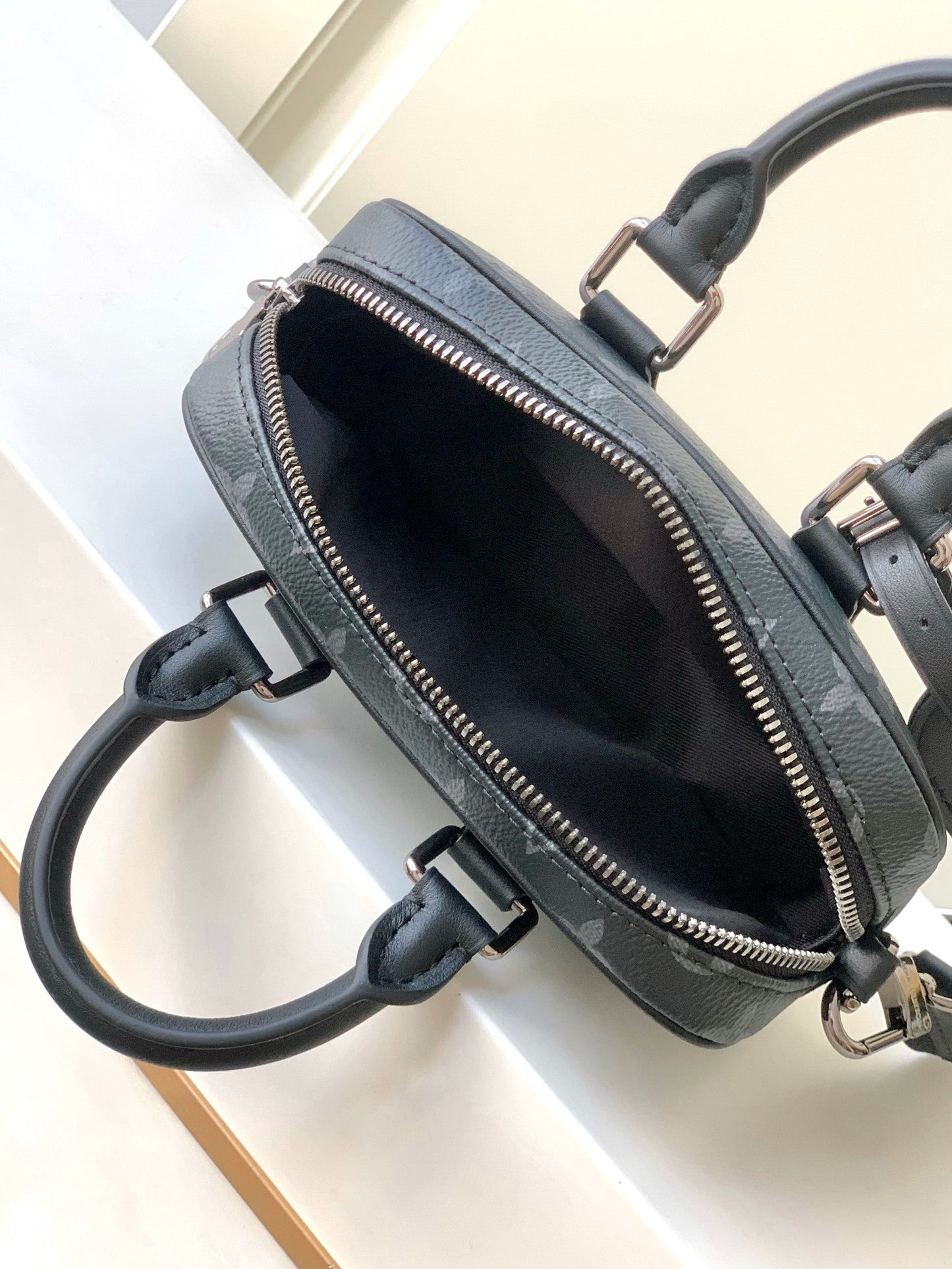 Louis Vuitton Classic Handbag M82542, 20x13x5.5 CM