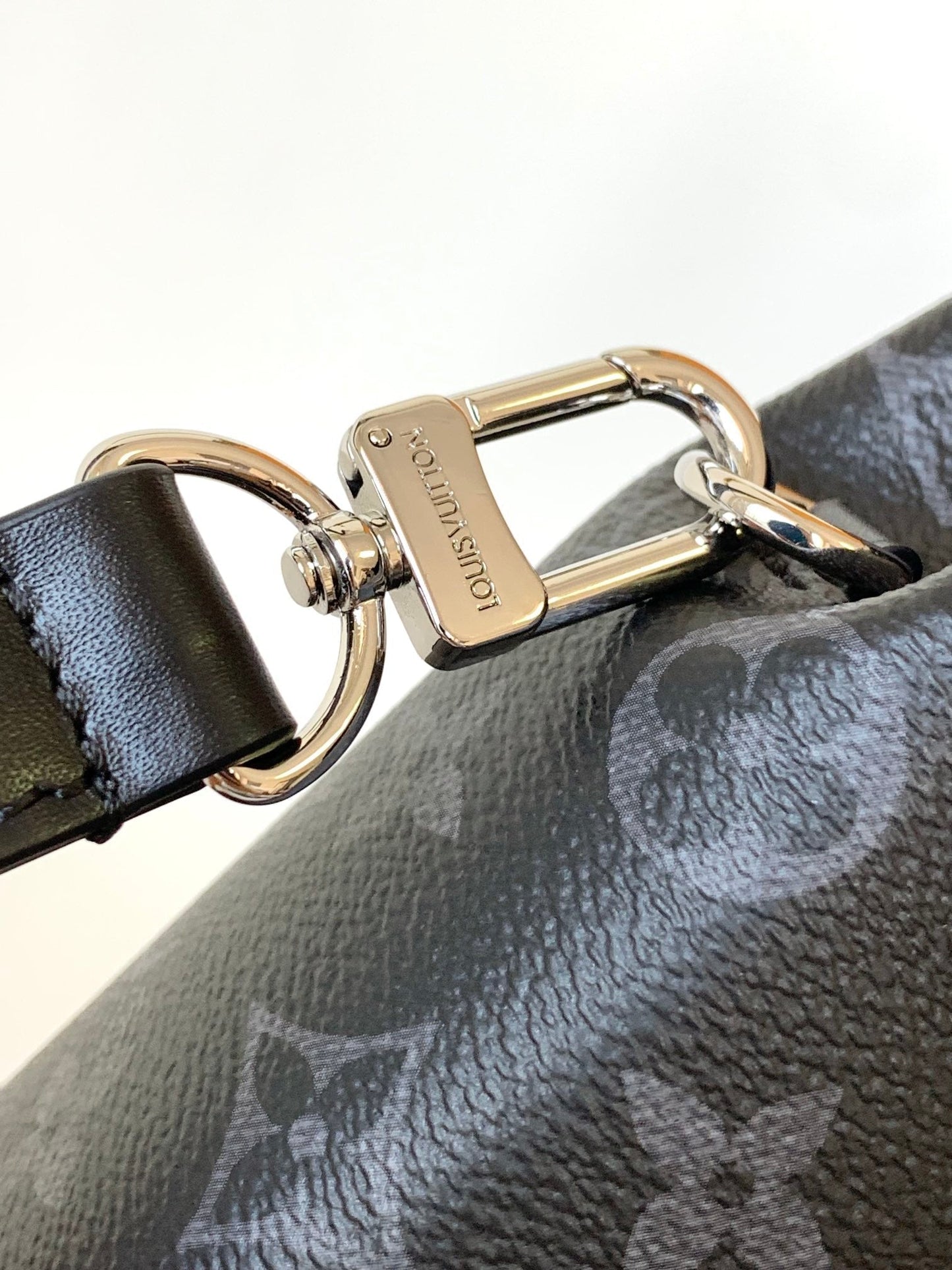 Louis Vuitton Classic Handbag M82774, 15 x 18 x 7CM