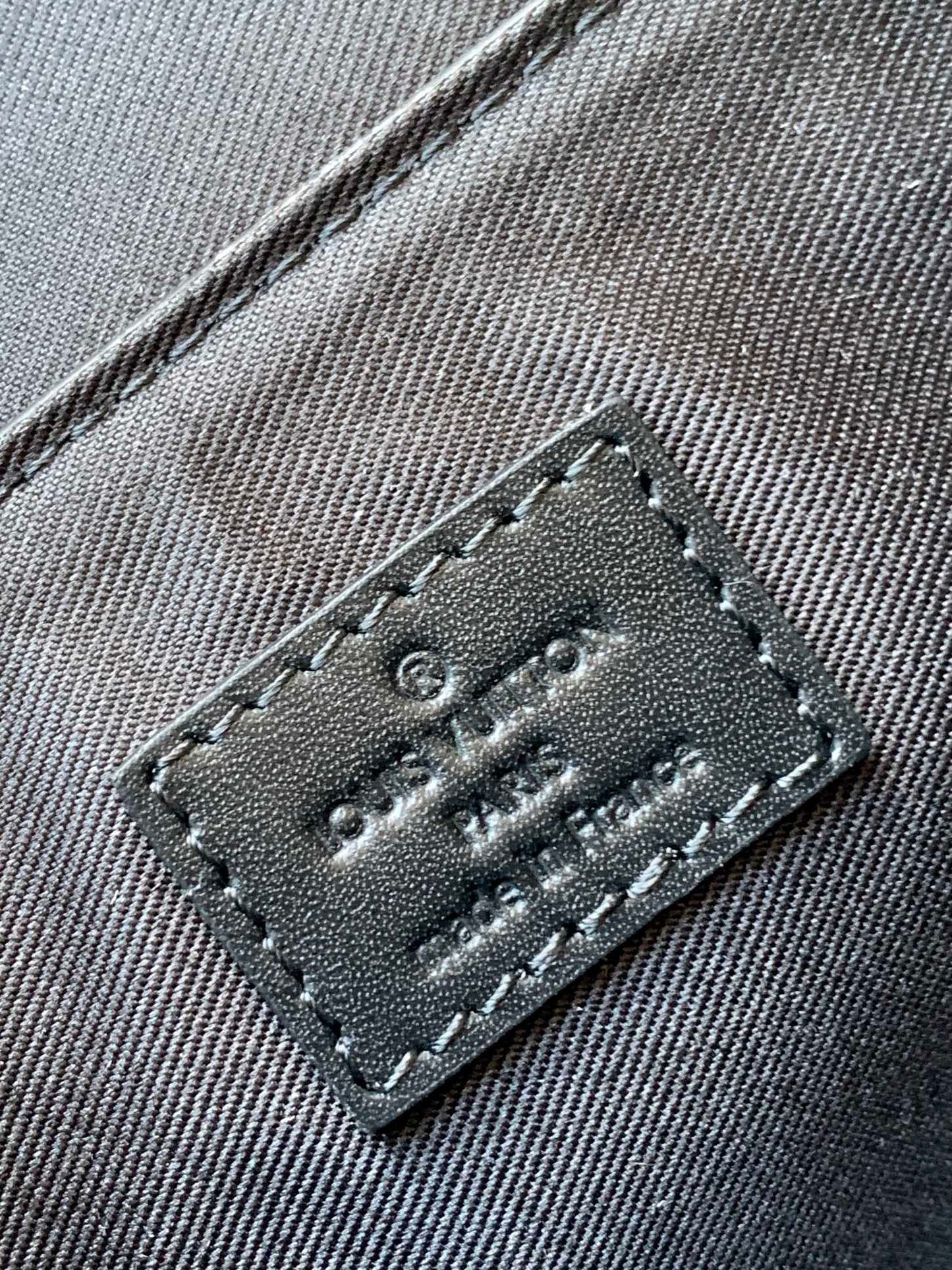 Louis Vuitton Classic Handbag M82774, 15 x 18 x 7CM