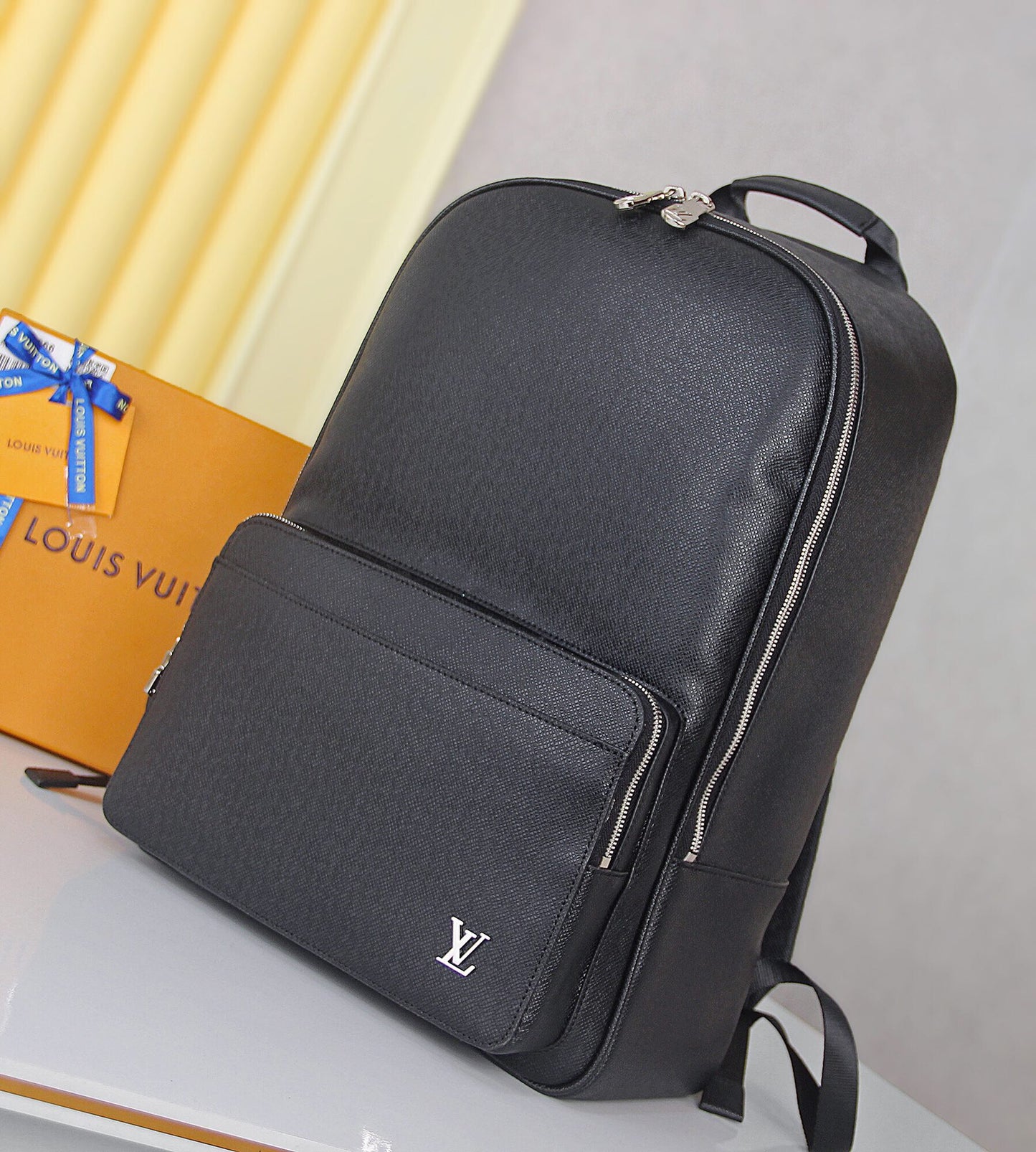 Louis new arrival backpack bag size : 43 x 30 x 14 cm