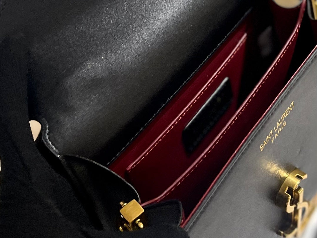 Y Cassandra Monogram Clasp Bag size 21*18 cm