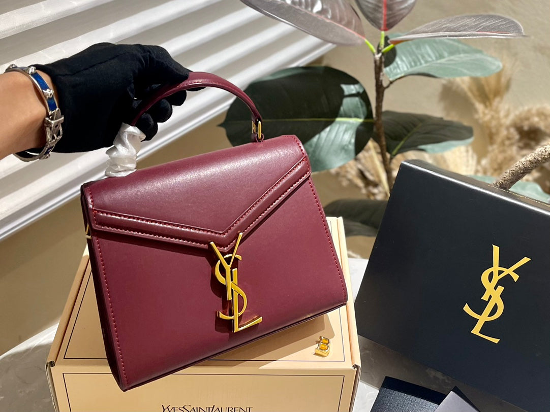 Y Cassandra Monogram Clasp Bag size 21*18 cm