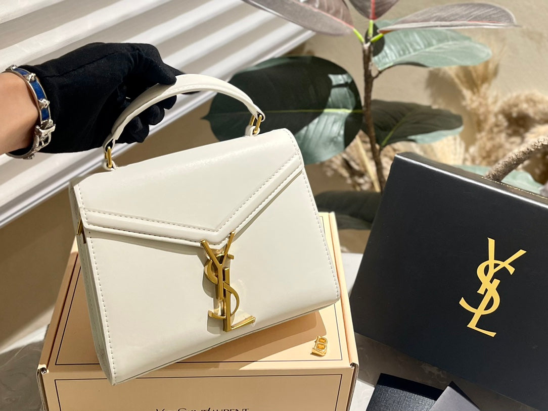 Y Cassandra Monogram Clasp Bag size 21*18 cm