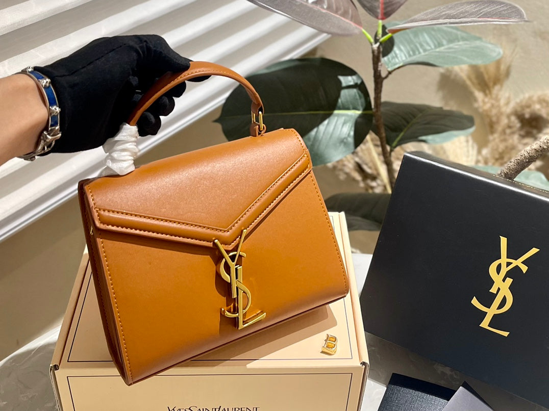 Y Cassandra Monogram Clasp Bag size 21*18 cm