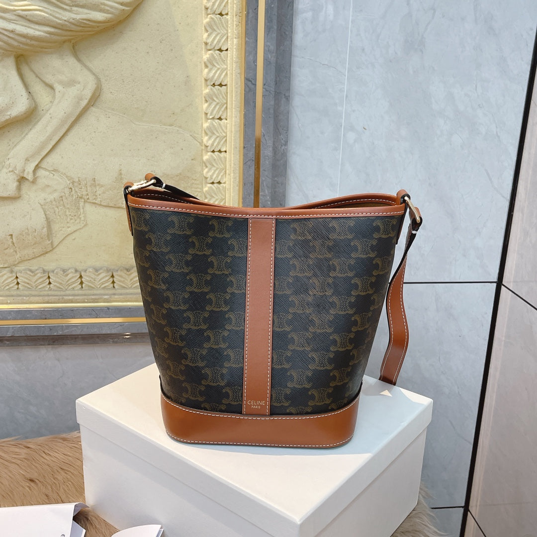 Ce TRIOMPHE new arrival size : 22/26/13 cm