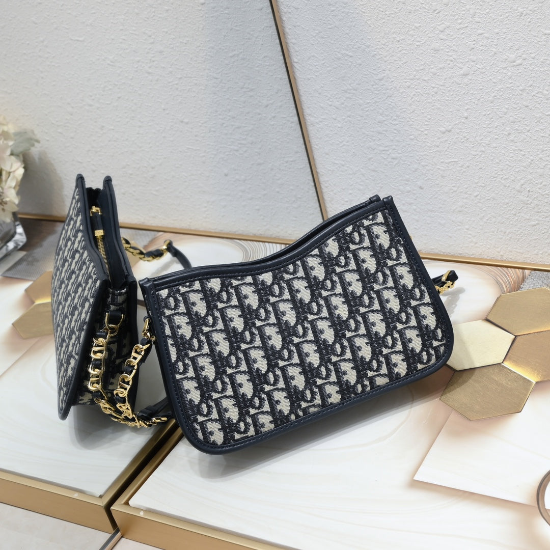 D new arrival signature hobo bag size: 23.5*14.5*6cm