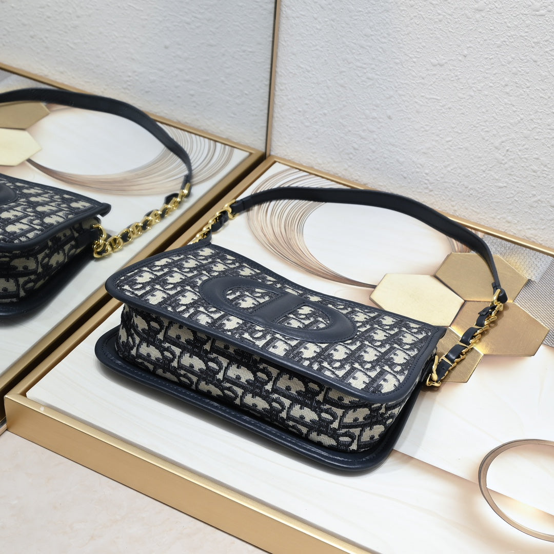 D new arrival signature hobo bag size: 23.5*14.5*6cm