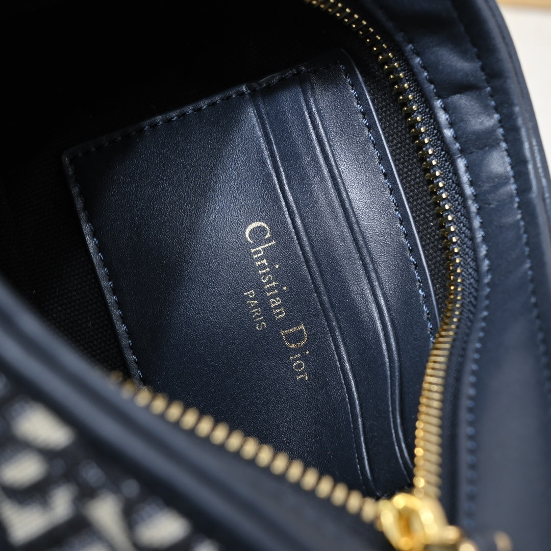 D new arrival signature hobo bag size: 23.5*14.5*6cm