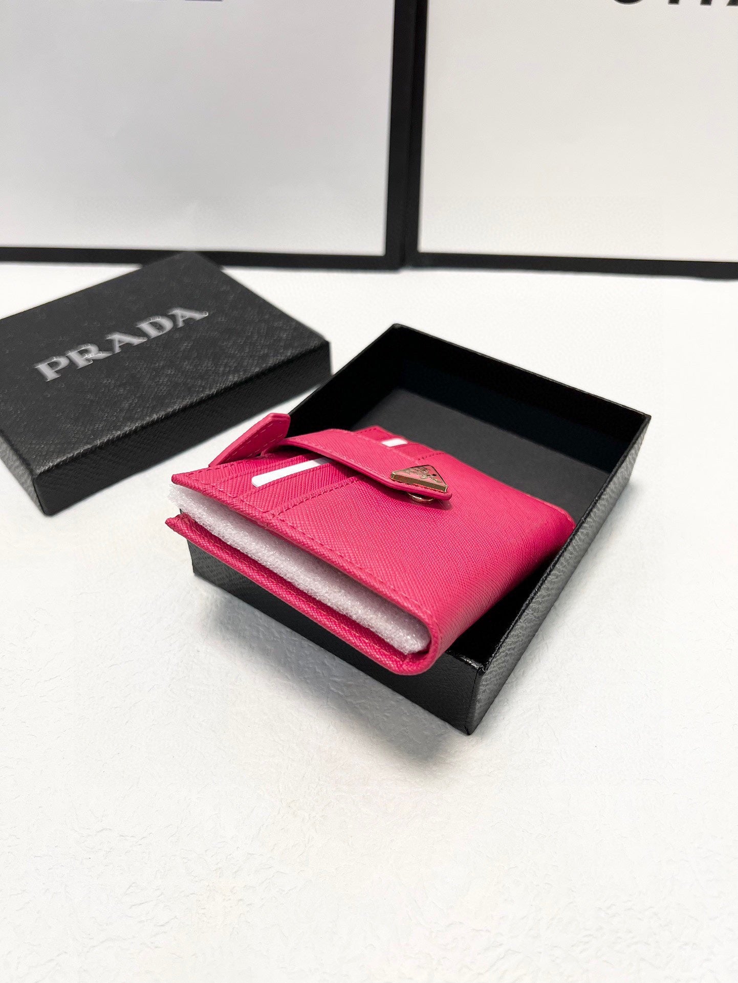 Pra wallet men and women size : 10x9 cm