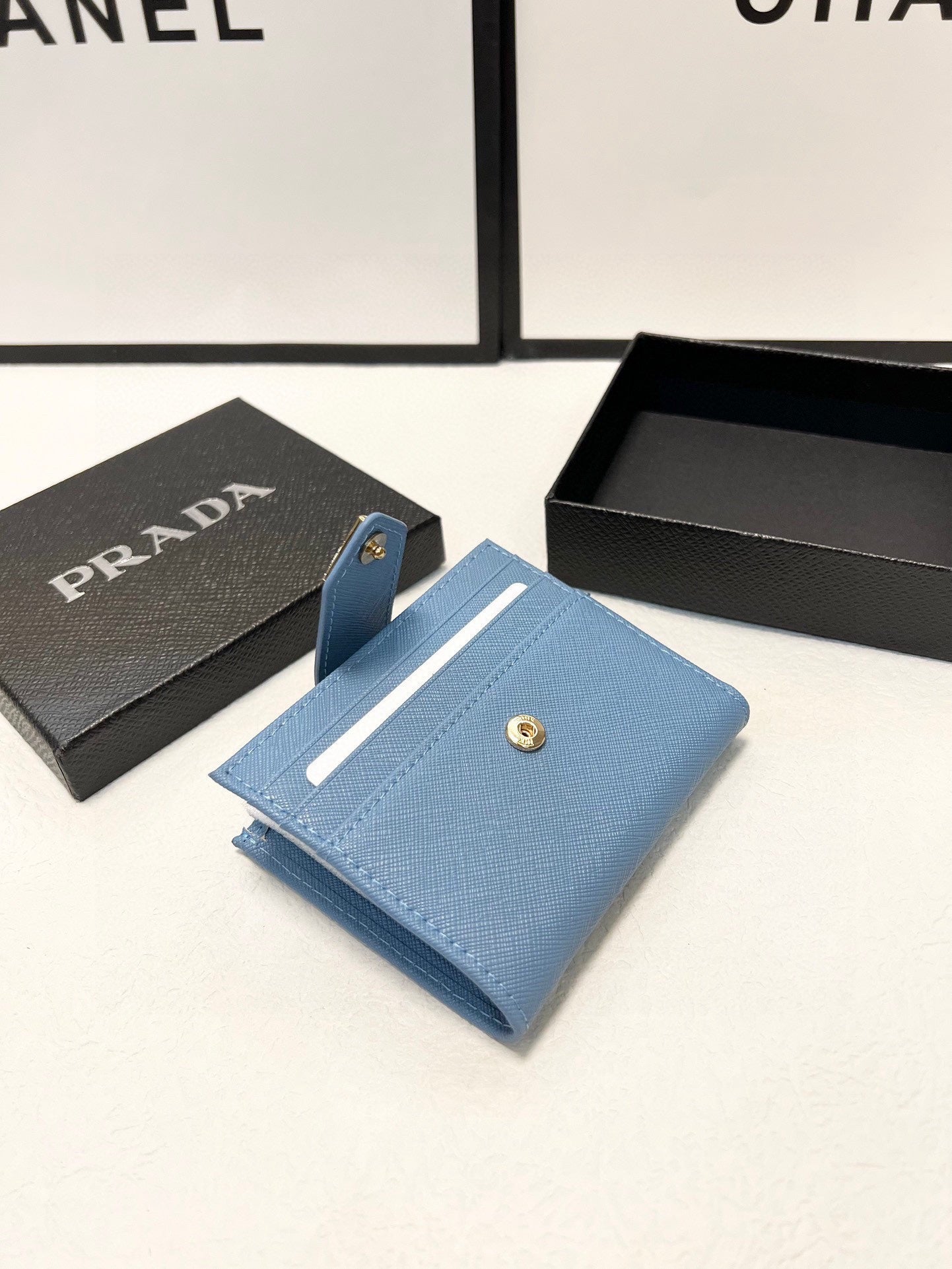 Pra wallet men and women size : 10x9 cm