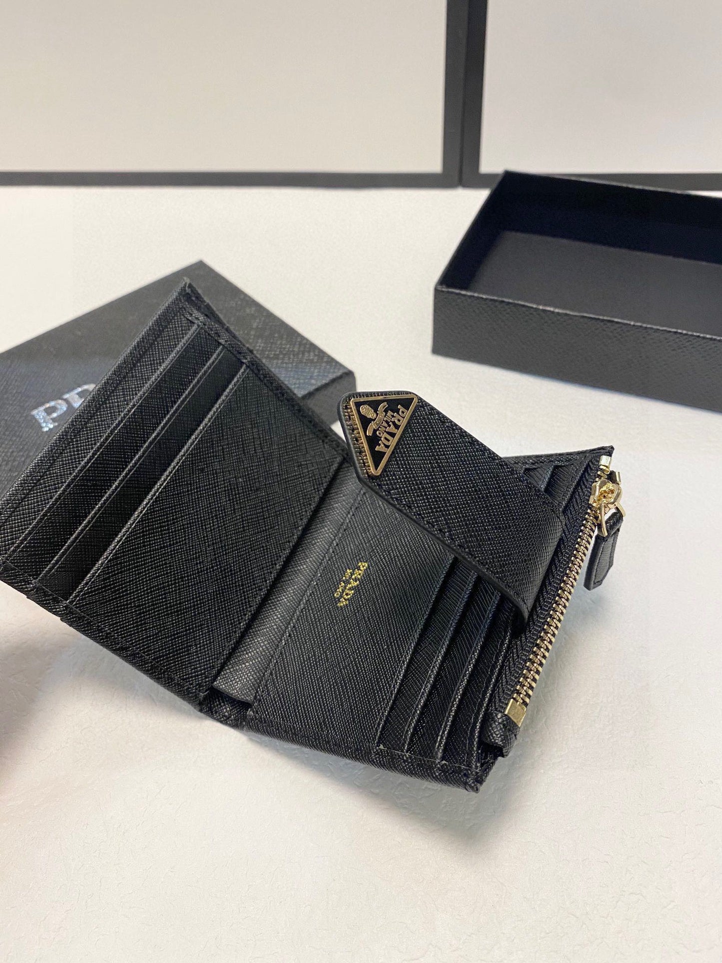 Pra wallet men and women size : 10x9 cm