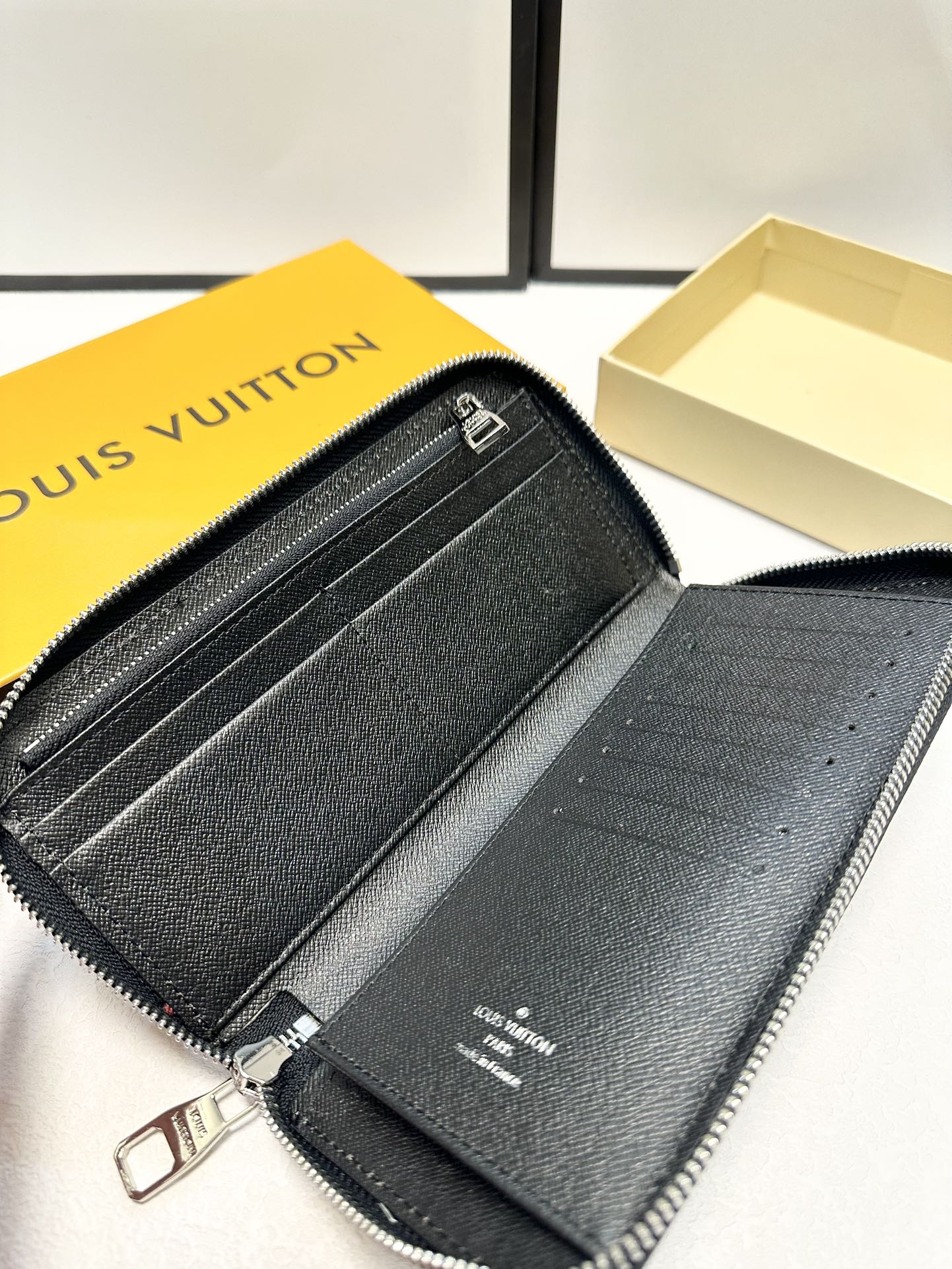 Louis new arrival wallet size : 20x10 cm