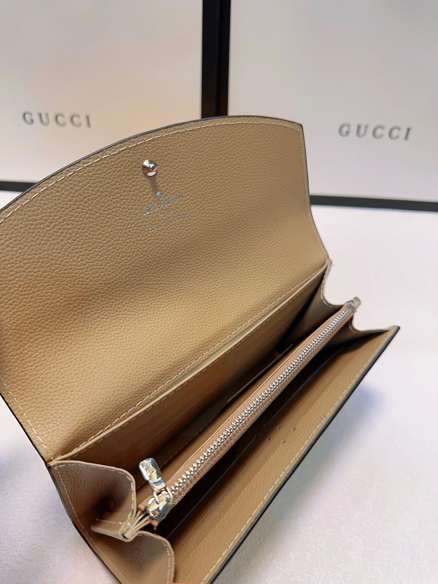 Louis new arrival wallet size: 19x10 cm