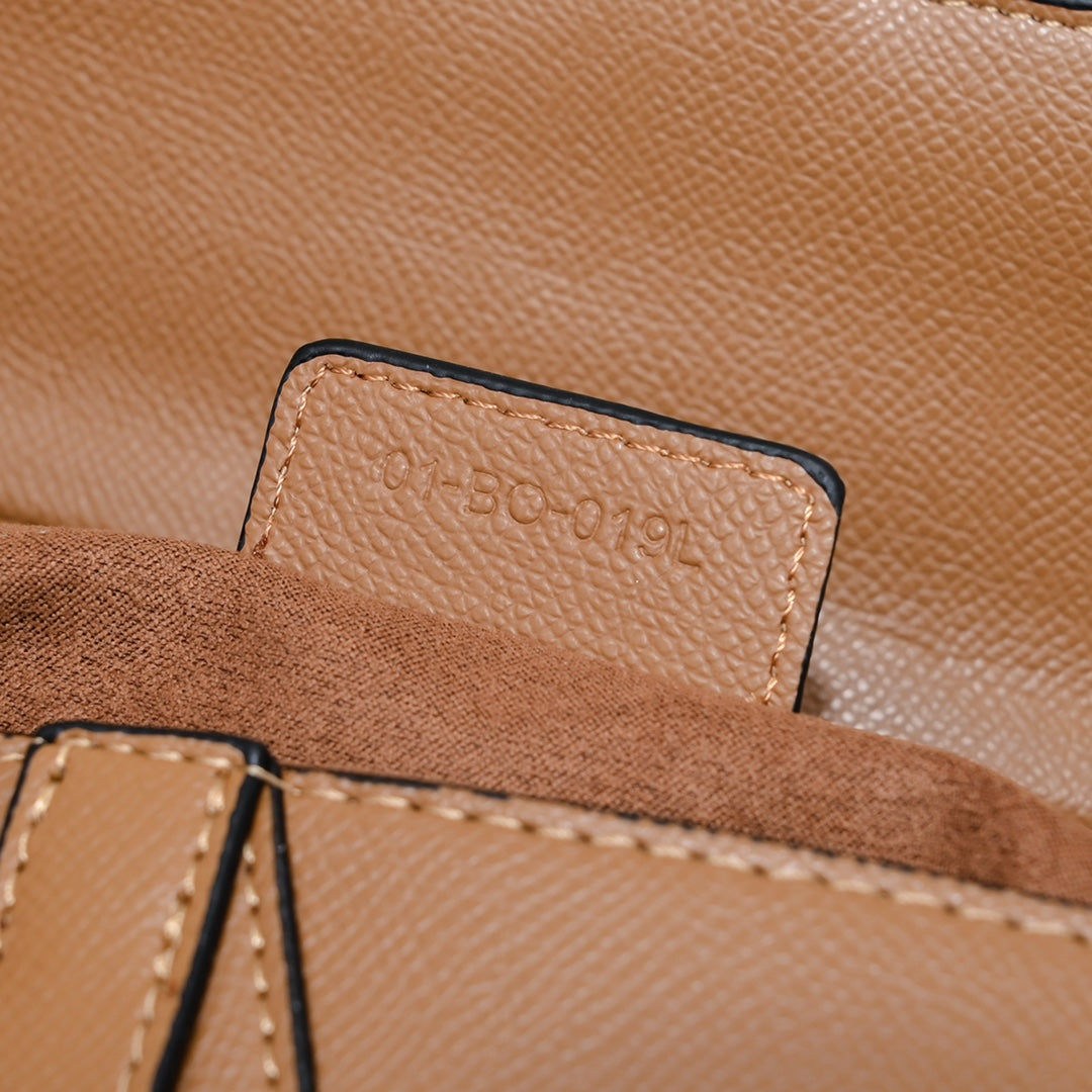 D saddle Be a classic with classics bag size: 25.5 x 20 x 6.5 cm