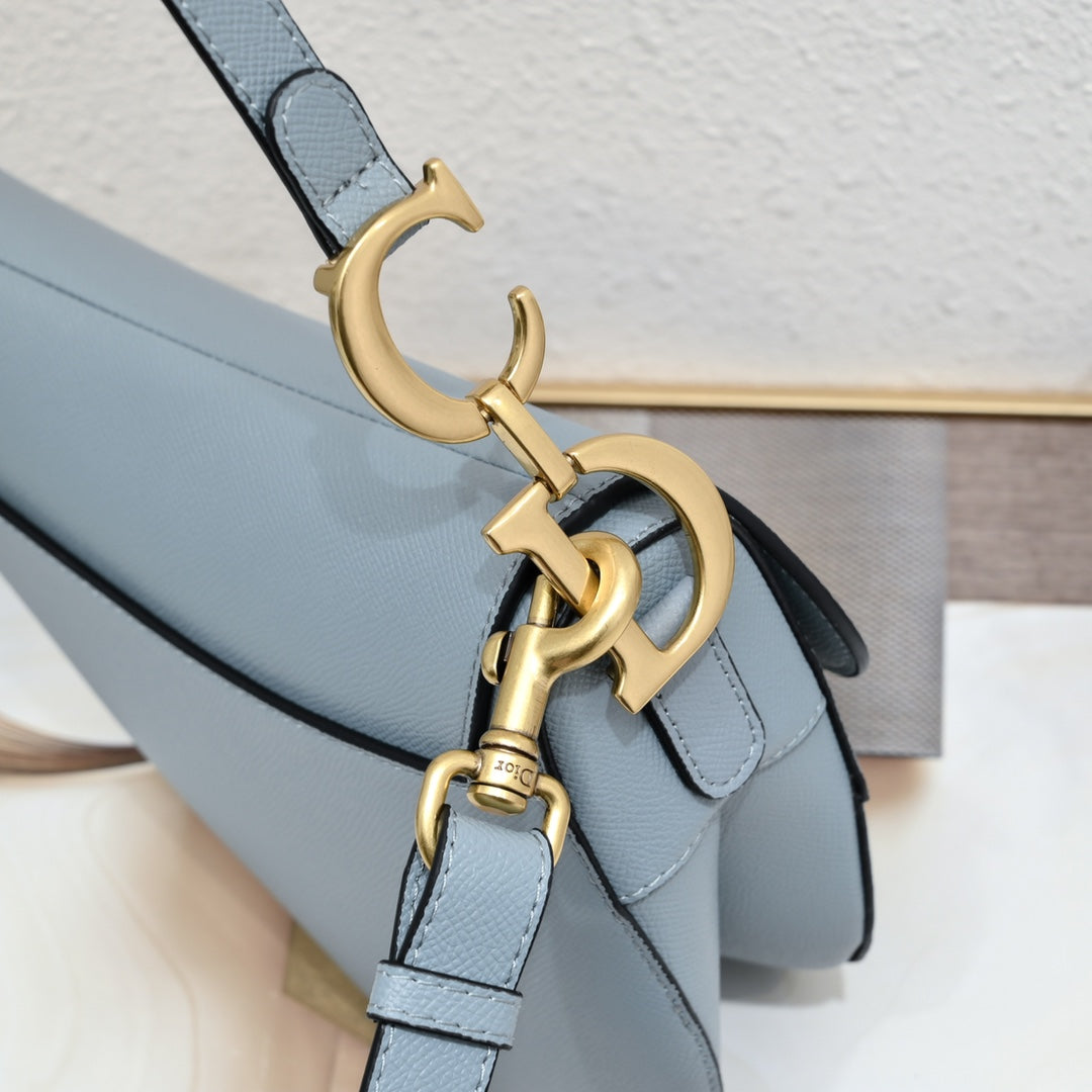 D saddle Be a classic with classics bag size: 25.5 x 20 x 6.5 cm