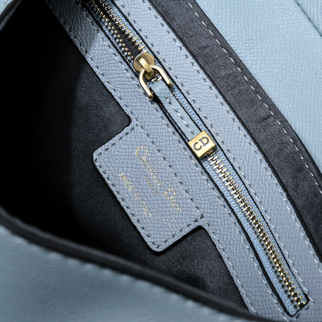 D saddle Be a classic with classics bag size: 25.5 x 20 x 6.5 cm