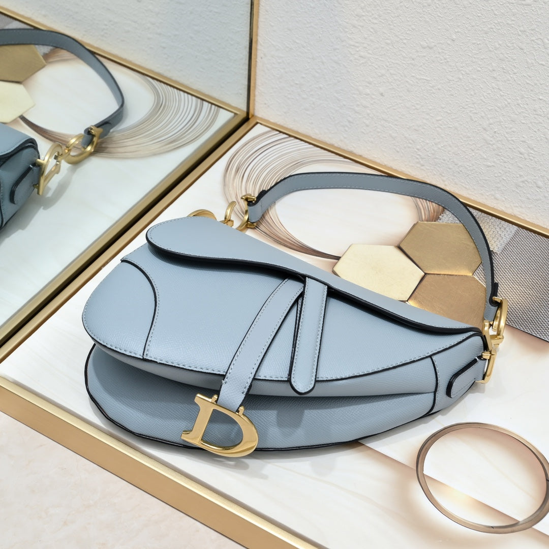 D saddle Be a classic with classics bag size: 25.5 x 20 x 6.5 cm