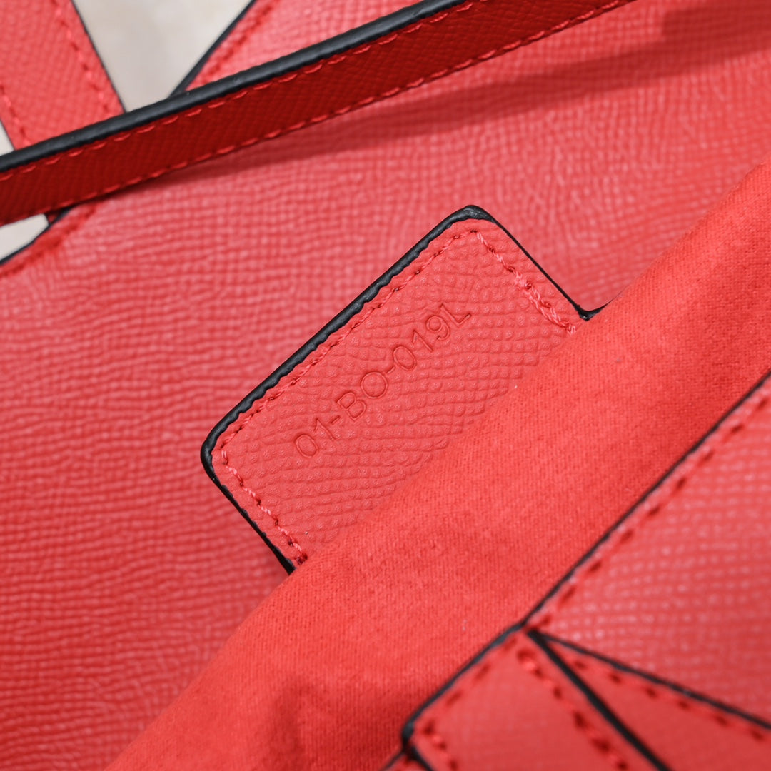 D saddle Be a classic with classics bag size: 25.5 x 20 x 6.5 cm