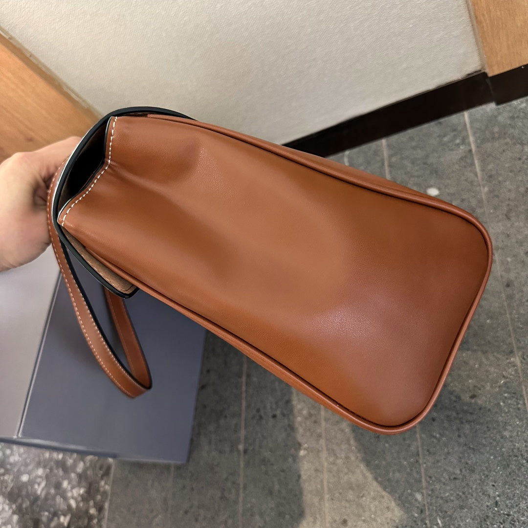 MEDIUM SOFT 16 BAG IN SMOOTH CALFSKIN TAN size: 33 * 25cm