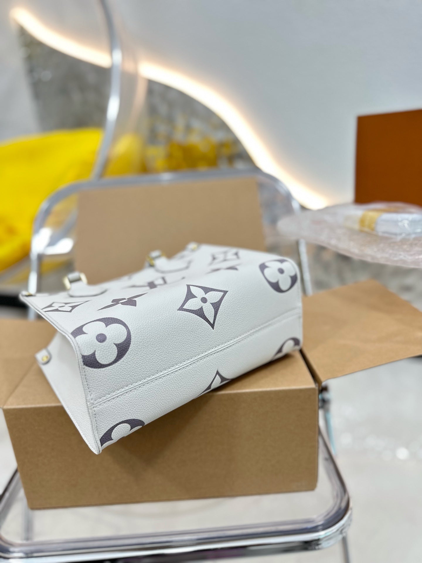 Louis  Ss21 Crafty onthego small bag size : 25 * 20cm (without silk belt )