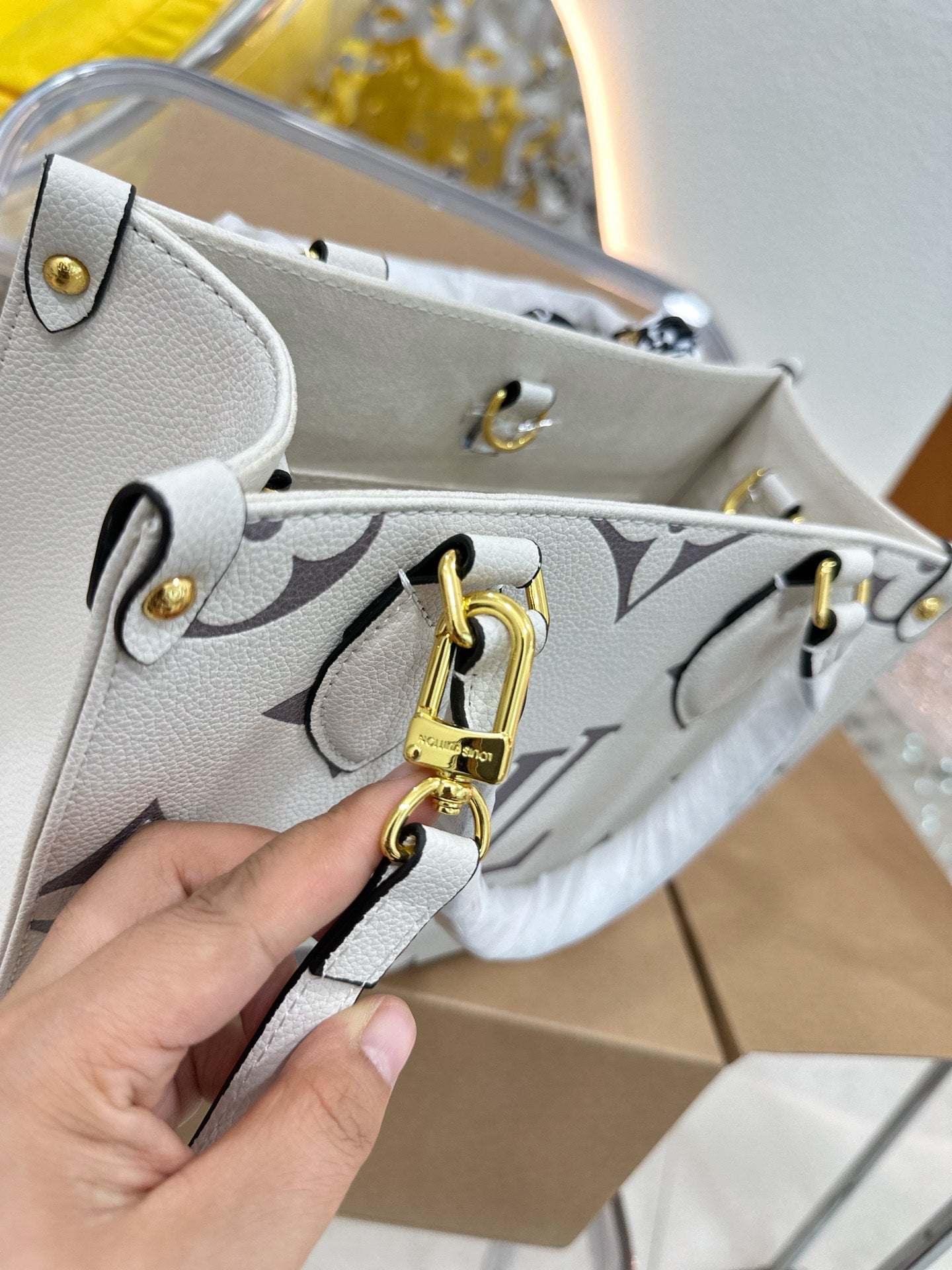 Louis  Ss21 Crafty onthego small bag size : 25 * 20cm (without silk belt )