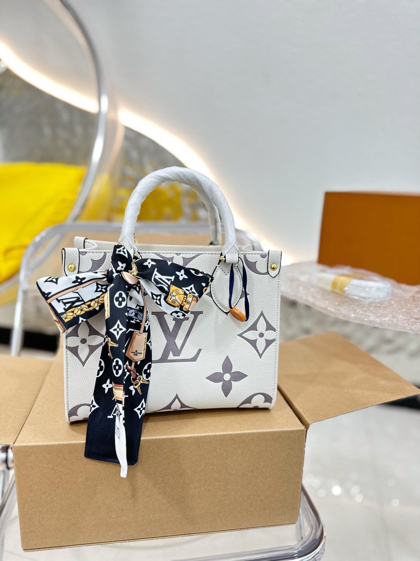 Louis  Ss21 Crafty onthego small bag size : 25 * 20cm (without silk belt )