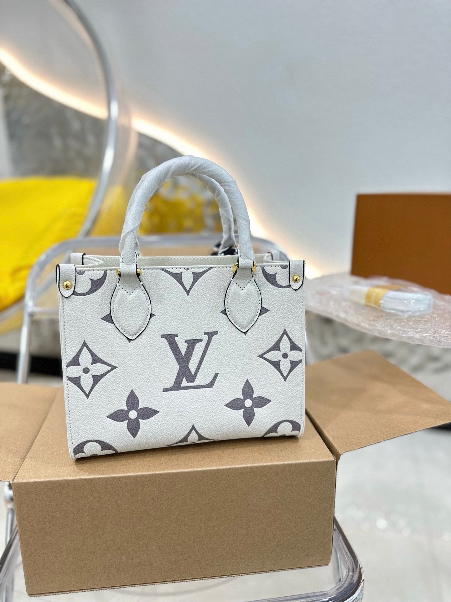 Louis  Ss21 Crafty onthego small bag size : 25 * 20cm (without silk belt )