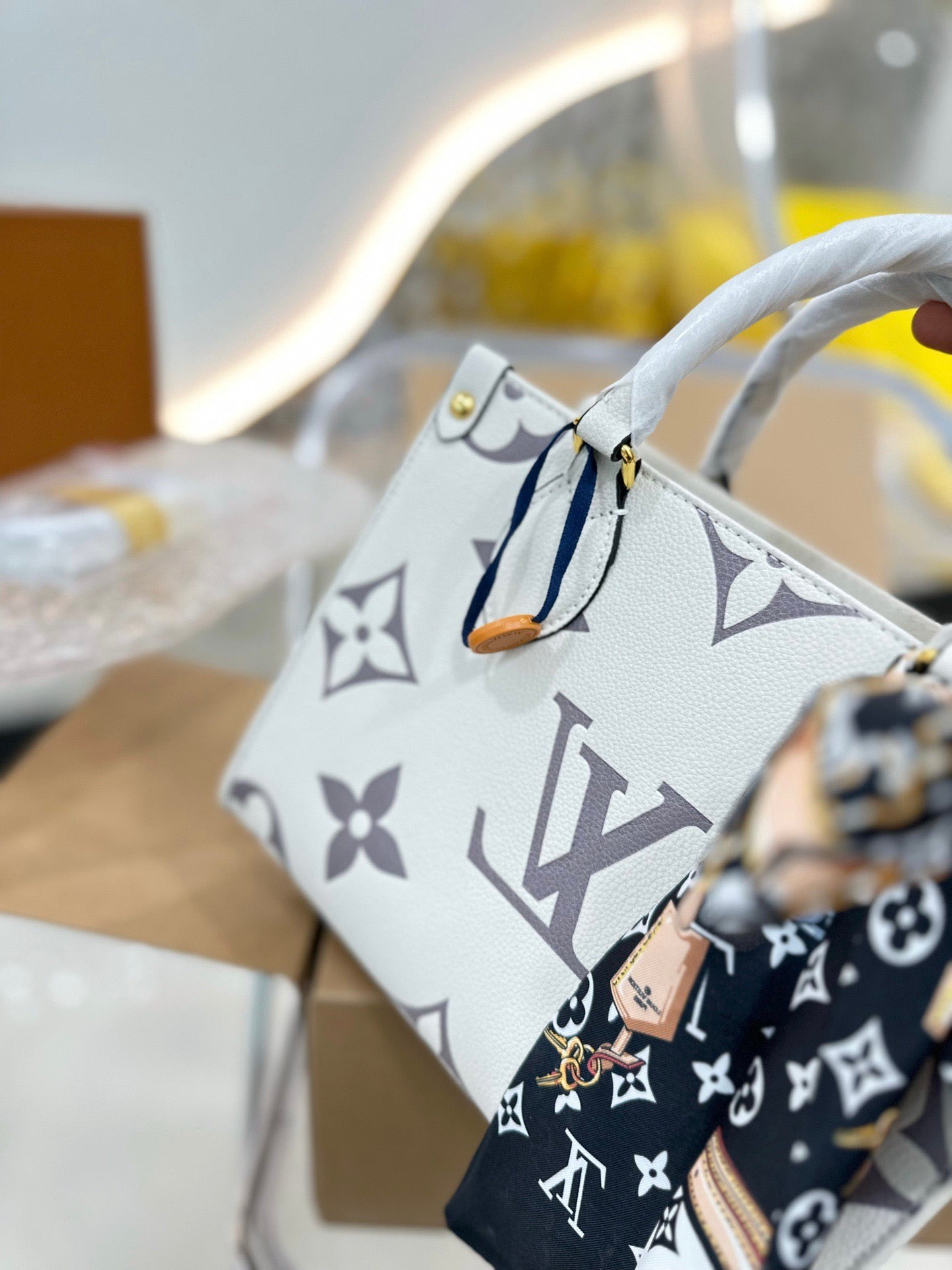 Louis  Ss21 Crafty onthego small bag size : 25 * 20cm (without silk belt )