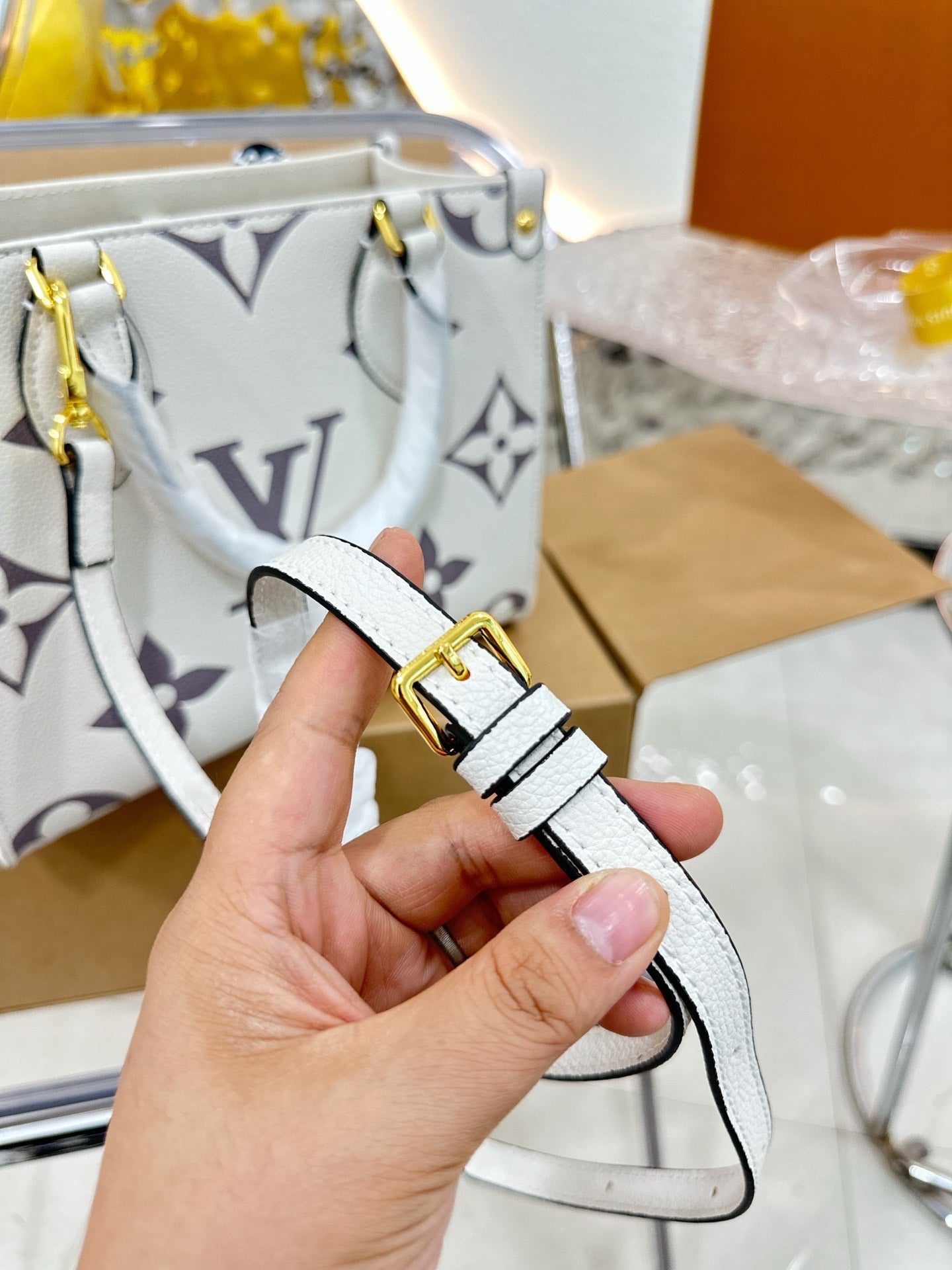 Louis  Ss21 Crafty onthego small bag size : 25 * 20cm (without silk belt )