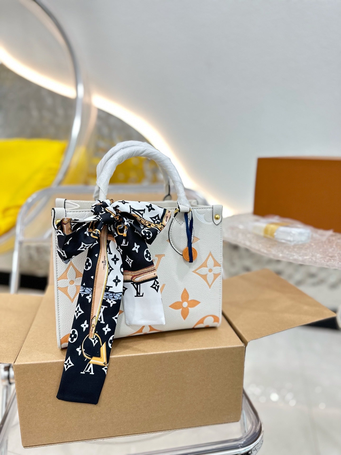 Louis  Ss21 Crafty onthego small bag size : 25 * 20cm (without silk belt )