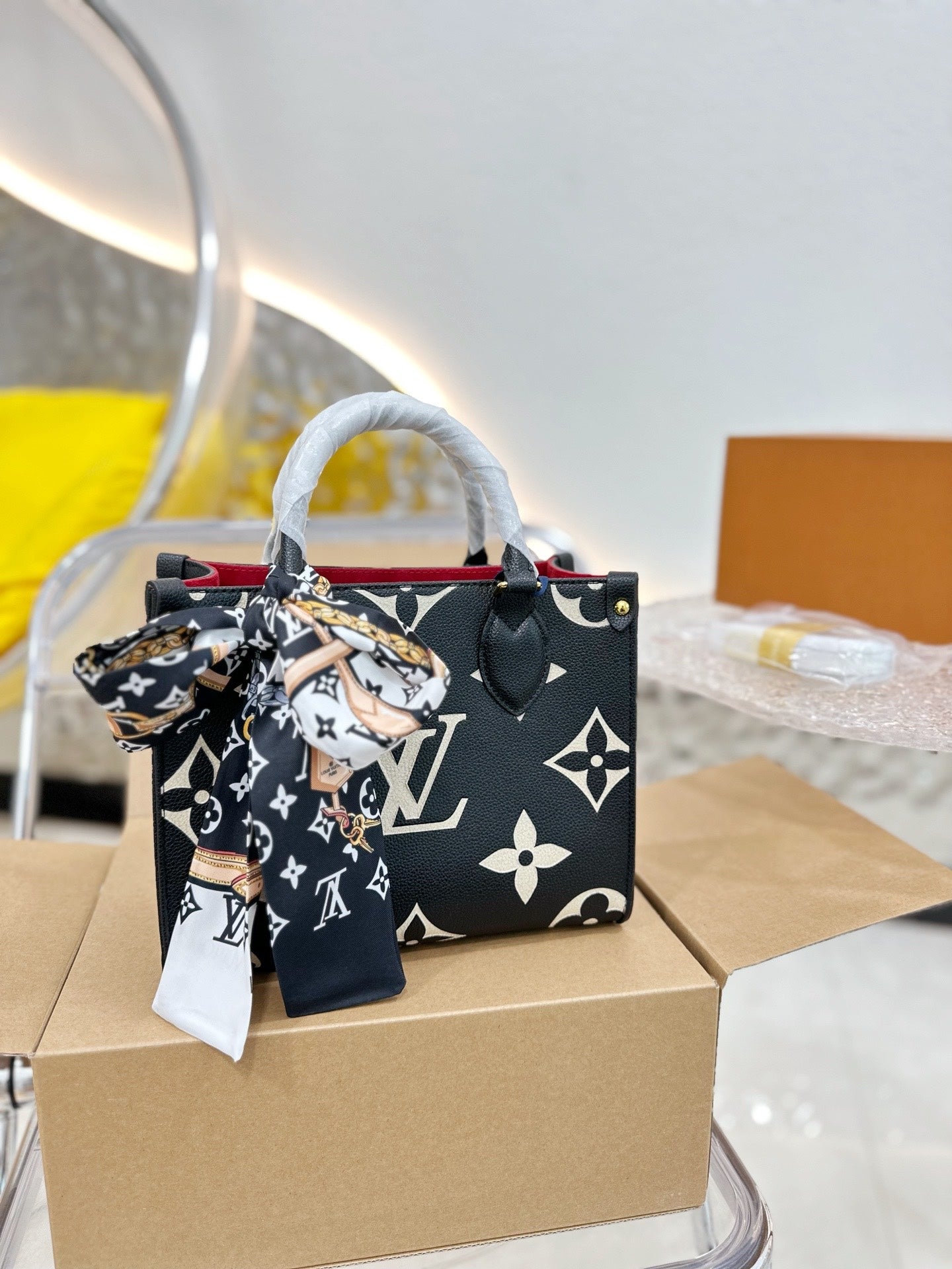 Louis  Ss21 Crafty onthego small bag size : 25 * 20cm (without silk belt )