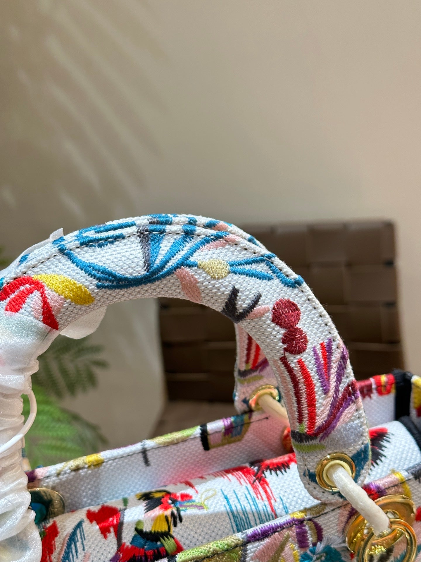 D lady bag size; 24 cm