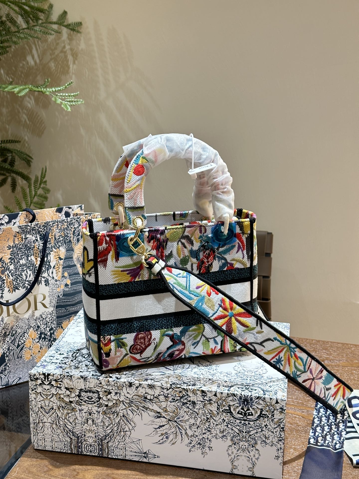 D lady bag size; 24 cm