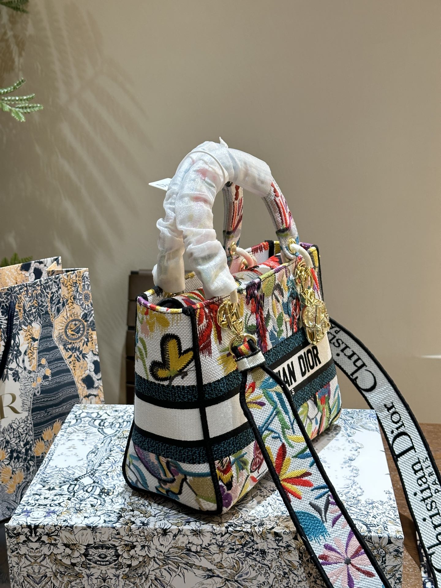 D lady bag size; 24 cm