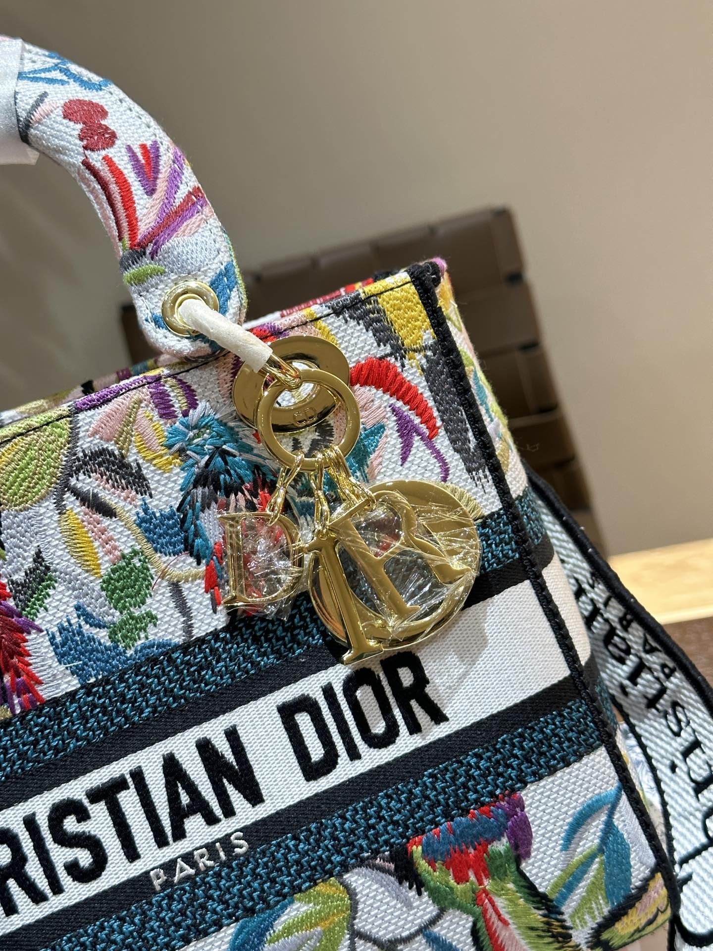 D lady bag size; 24 cm