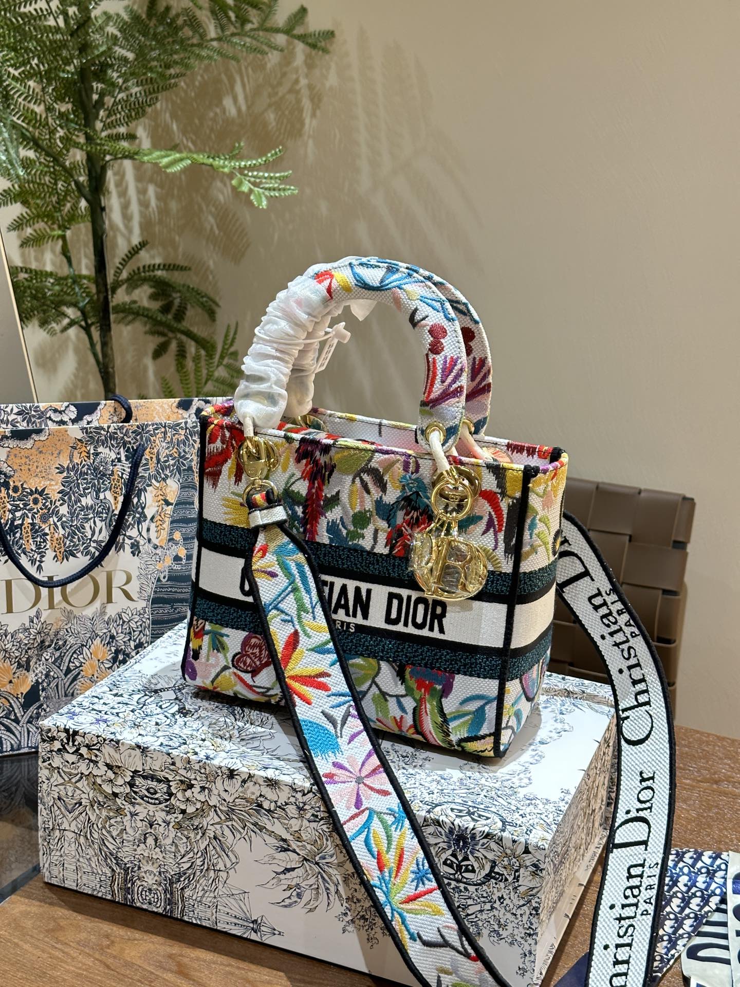 D lady bag size; 24 cm