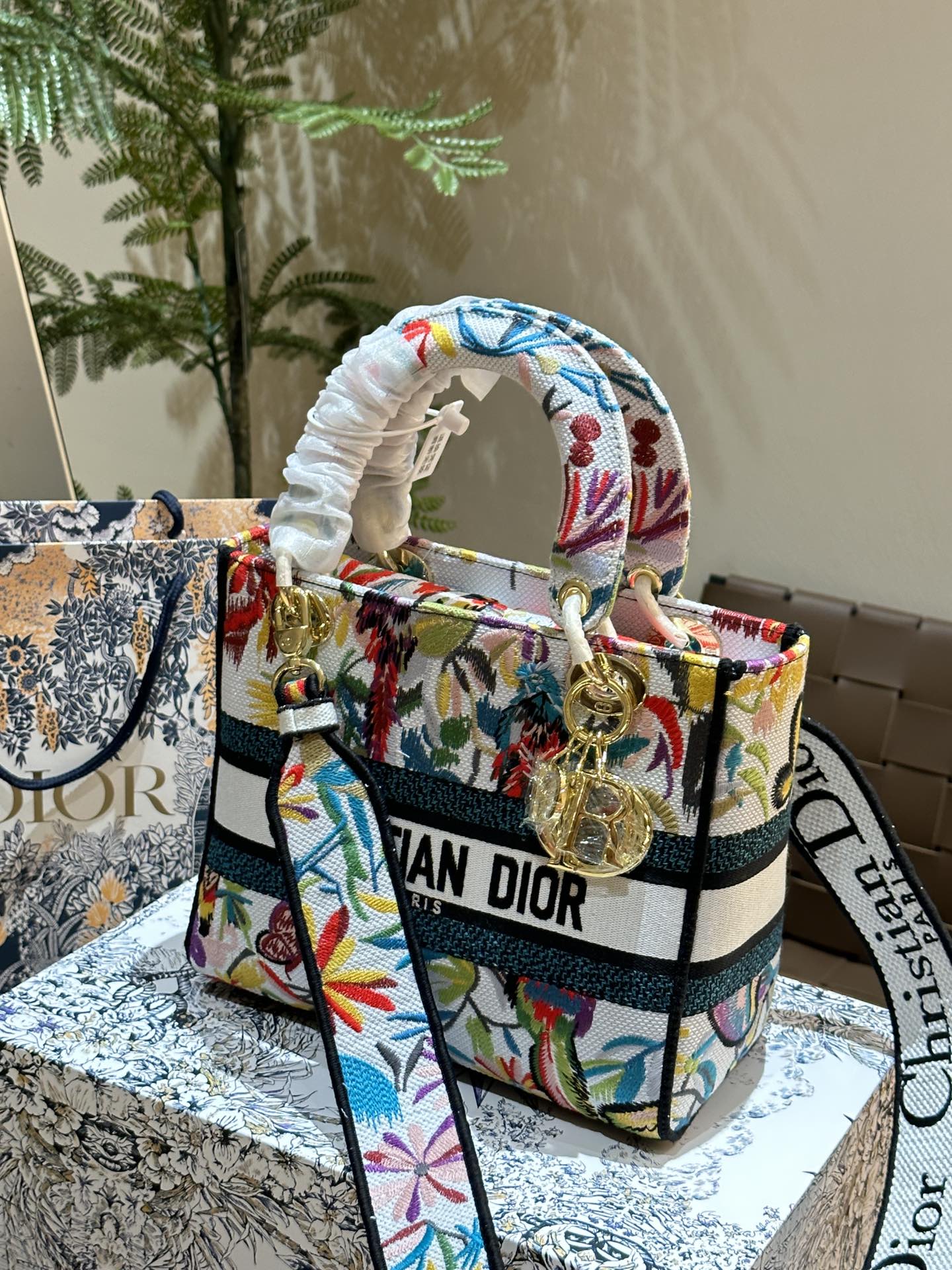 D lady bag size; 24 cm