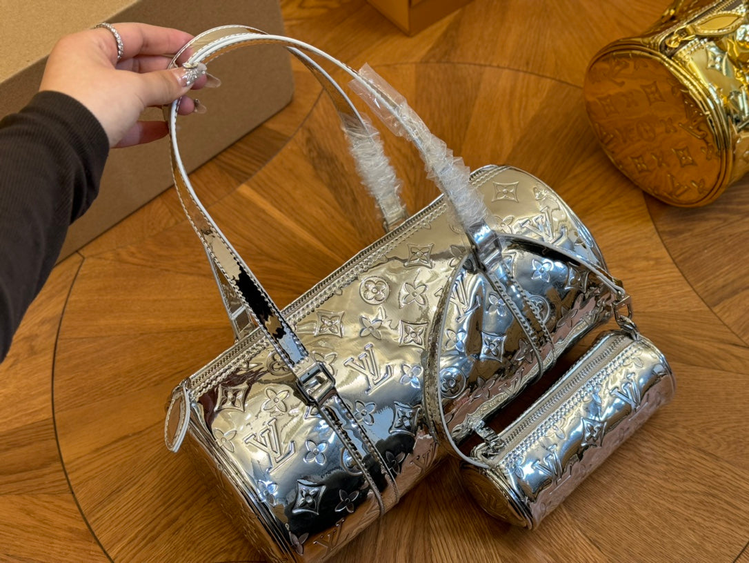 Louis new arrival men and women bag size : 30*15cm