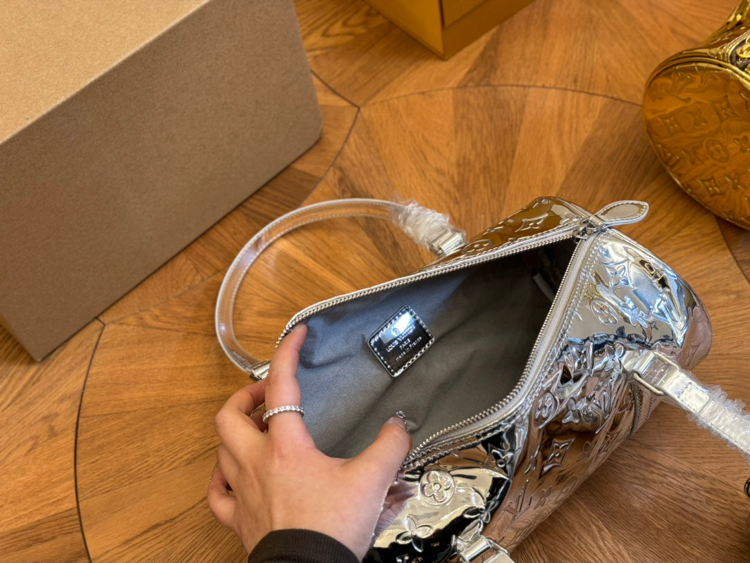 Louis new arrival men and women bag size : 30*15cm