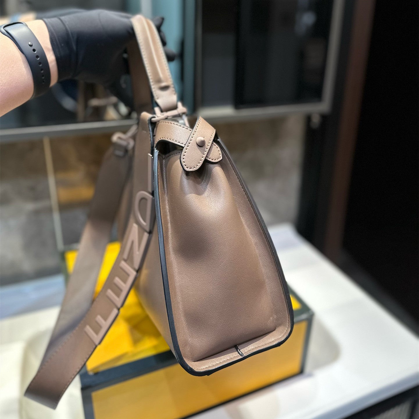 FEN Peekaboo new arrival tote bag size : 32*26 cm