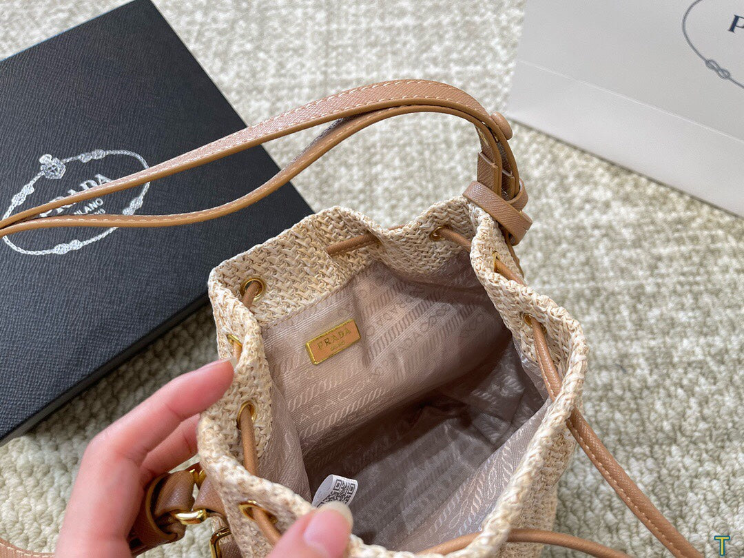 Pra nwe arrival bucket bag size: 18 * 22 cm