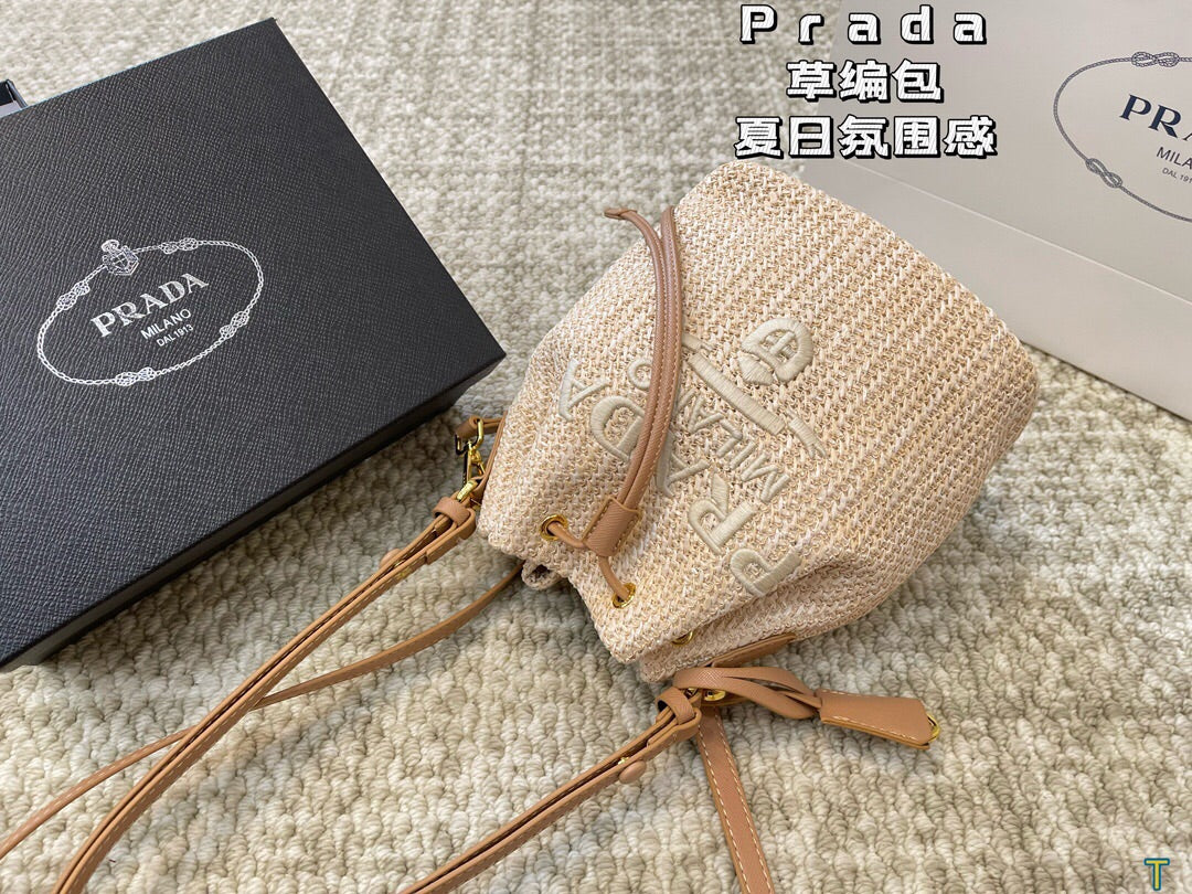 Pra nwe arrival bucket bag size: 18 * 22 cm