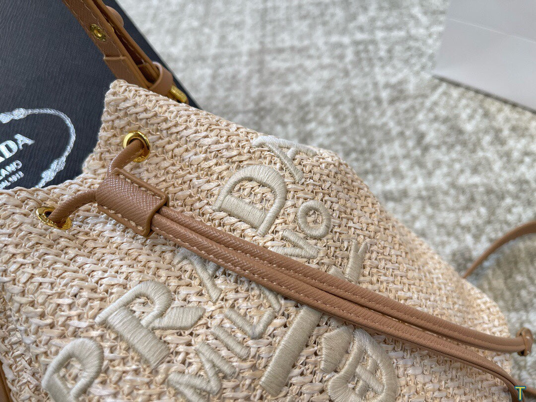 Pra nwe arrival bucket bag size: 18 * 22 cm