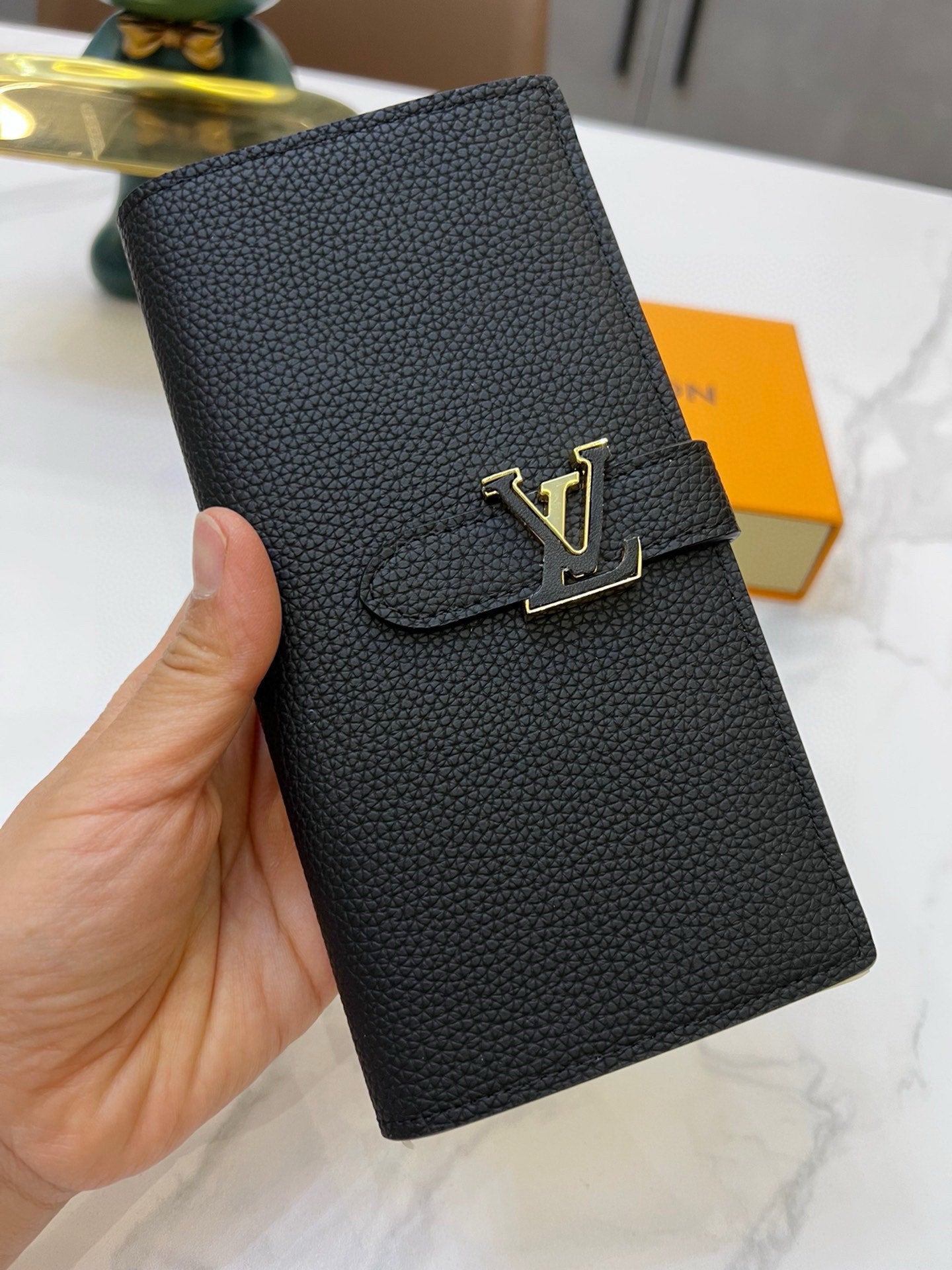 Louis new arrival Taurillon Capucines wallet size: 10*19*1.7cm