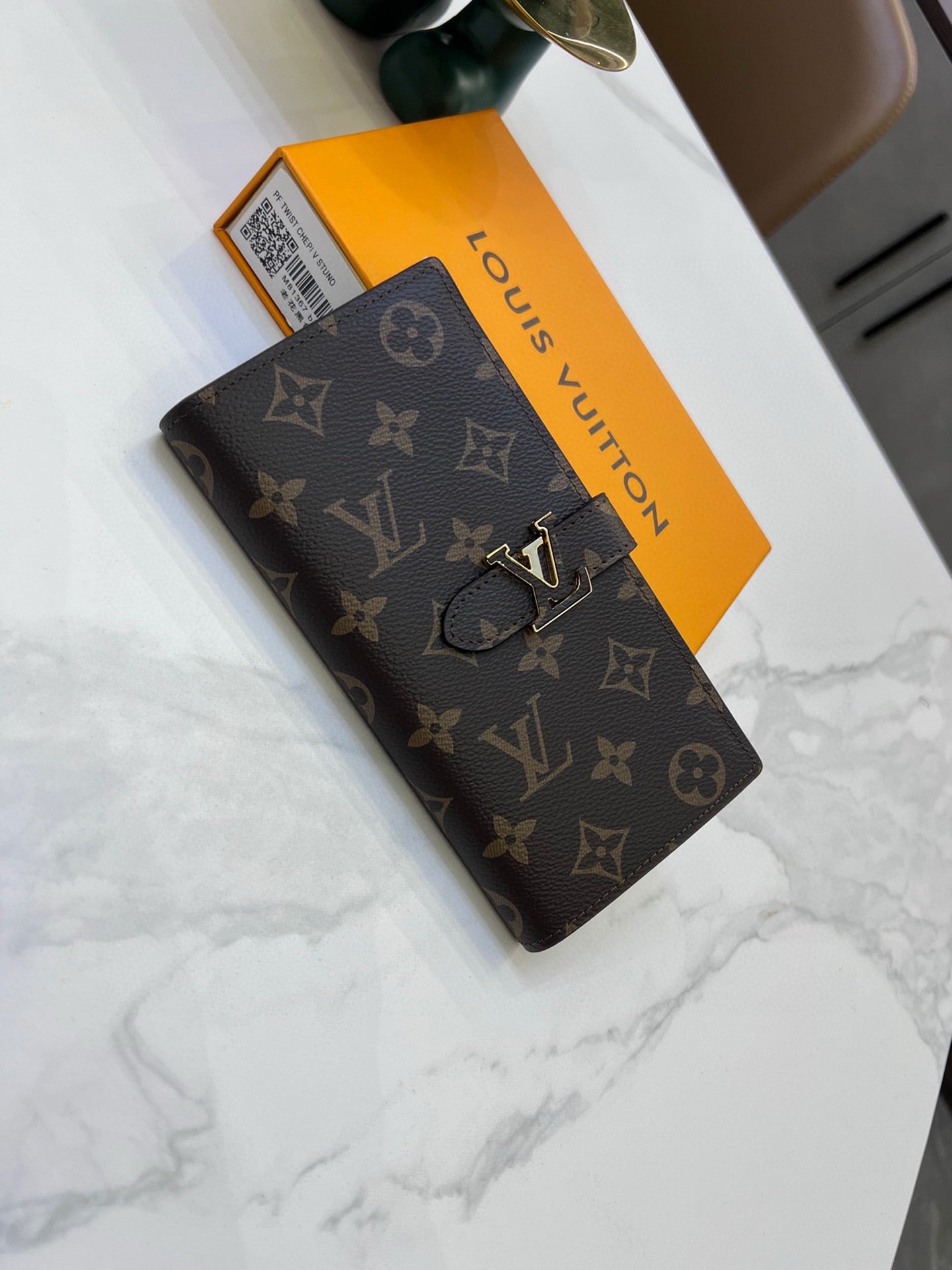 Louis new arrival Taurillon Capucines wallet size: 10*19*1.7cm