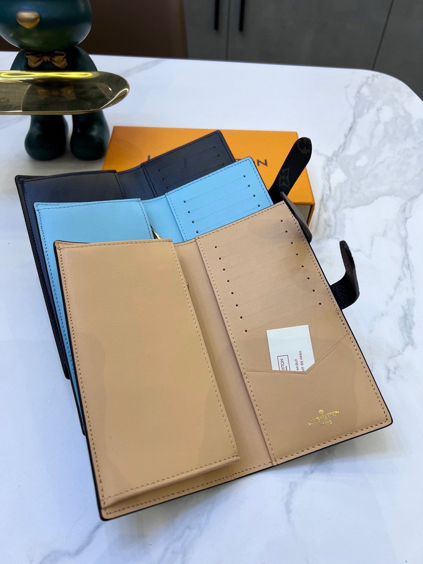 Louis new arrival Taurillon Capucines wallet size: 10*19*1.7cm